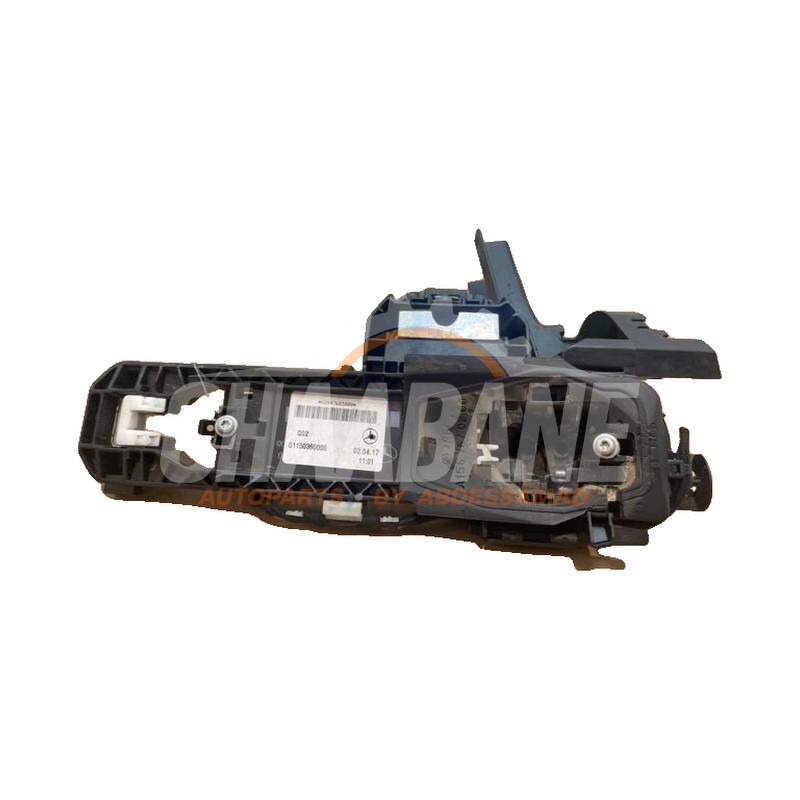 Poignee de porte avant droite A2047603000 Mercedes GLA (156.9) 2.0 250 Turbo 16V